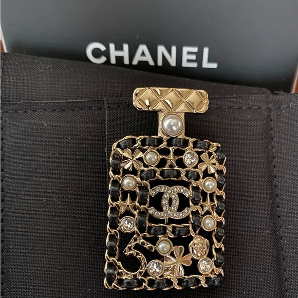 CHANEL No.5 Perfume bottle brooch golden hardware, leather, faux pearl - Picture 3 of 5